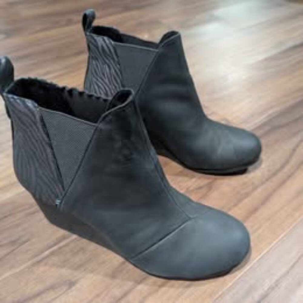 Women's Toms Black Kelsey Shimmer Zebra Wedge Chelsea Boots Booties Size 7